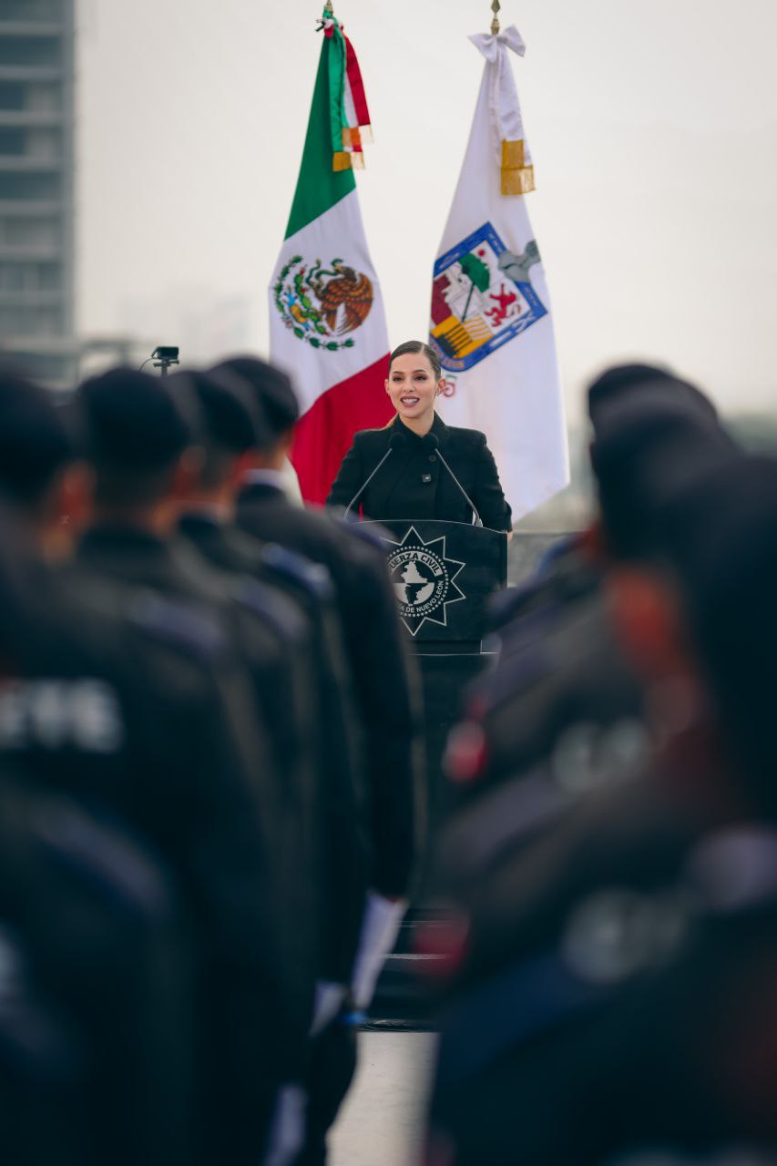 Usa Mariana Rodríguez al personal de Fuerza Civil para manejo de imagen personal.