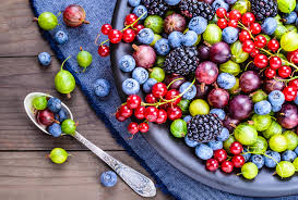 Los antioxidantes protegen el cuerpo neutralizando los radicales libres, moléculas inestables que dañan las células, el ADN y tejidos, causando envejecimiento prematuro y enfermedades.